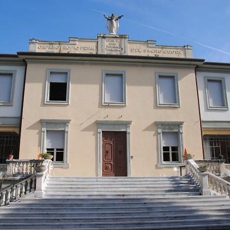 Casa Per Ferie "Sacro Cuore" Marina di Massa Exterior foto