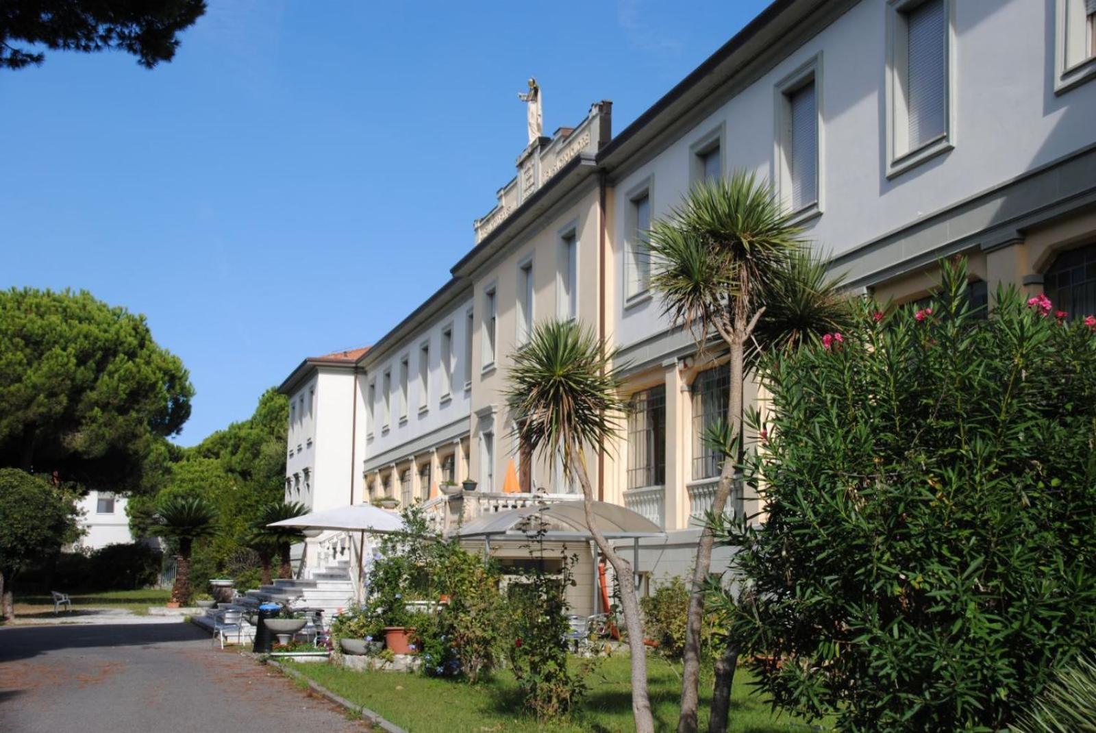 Casa Per Ferie "Sacro Cuore" Marina di Massa Exterior foto